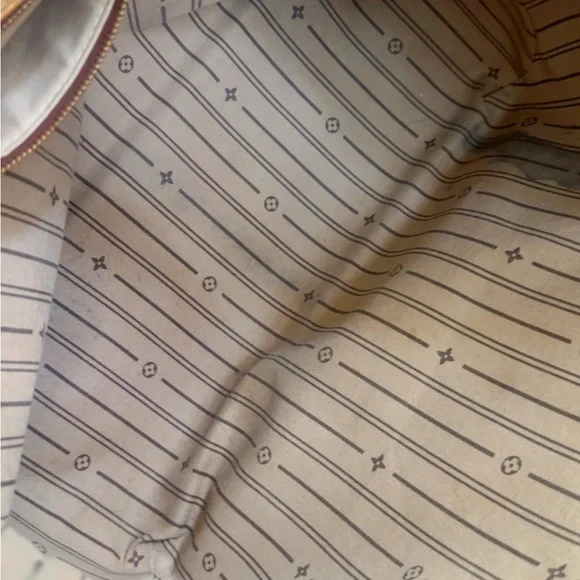 Louis Vuitton Delightful Monogram Bag
(Authentic) - Picture 10 of 11